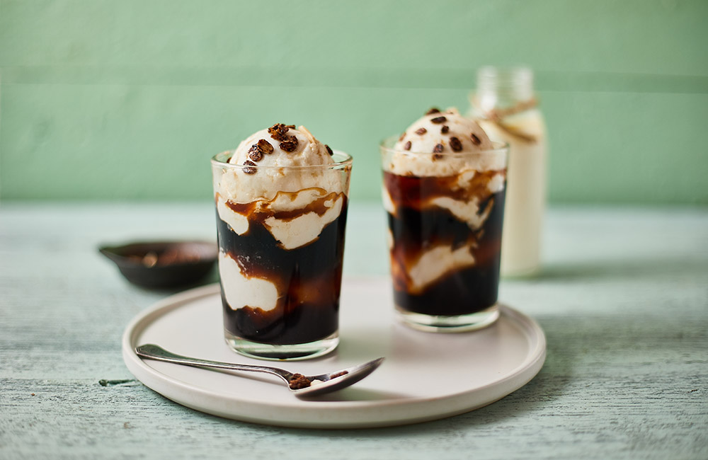 Глясе: кто придумал пить кофе с мороженым