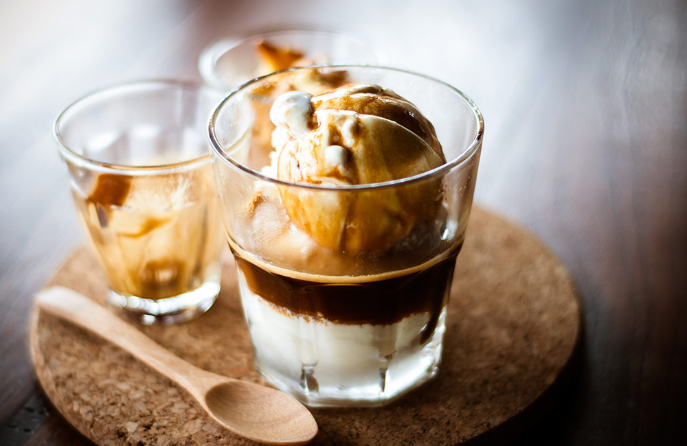 Глясе: кто придумал пить кофе с мороженым